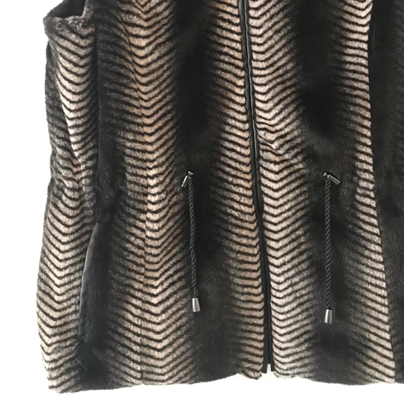 Dress barn Reversible Faux Fur vest size Medium - Picture 2 of 7